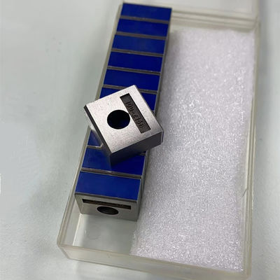 پنل گیرنده رولند فولاد کربن با لاستیک آبی برای قطعات معدنی مطبوعات 19*18*8mm